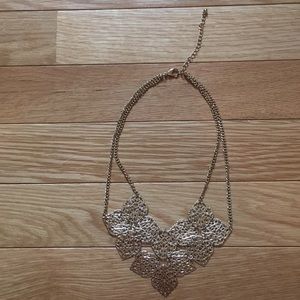 Statement necklace in gold